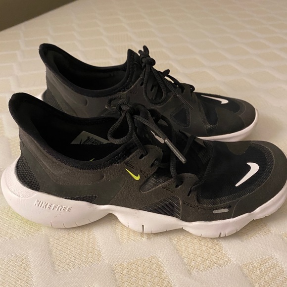 Women’s Nike Free Runs - Picture 1 of 3